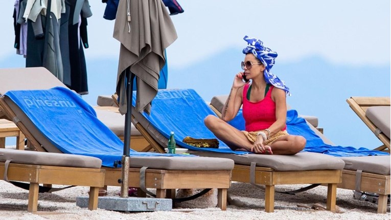 Nikolina Ristović u bikiniju uživala na plaži, njen suprug nije lud za sunčanjem