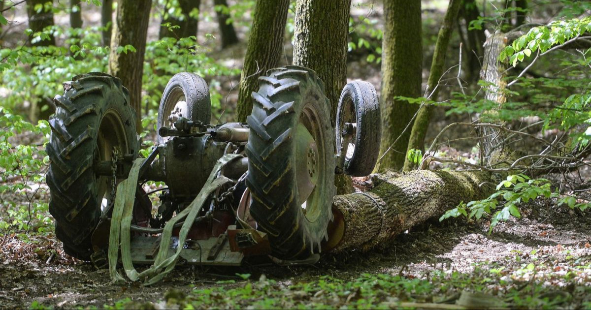 Prevrnuo se traktor u Kumrovcu. Ozlijeđen vozač