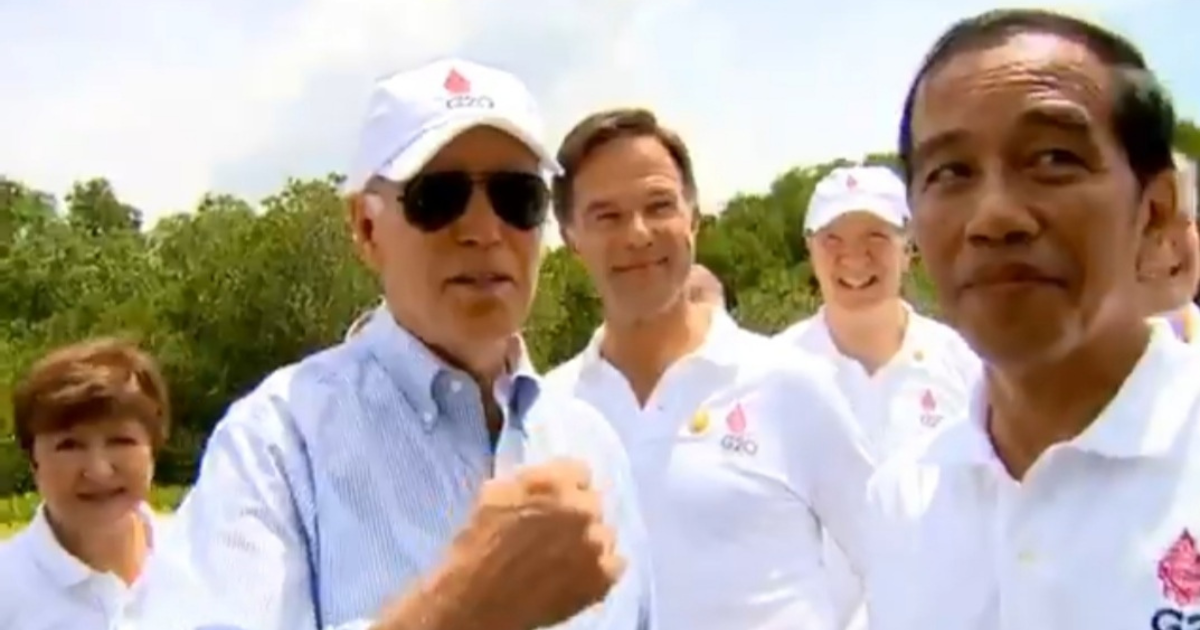 "Predsjedniče, on je Rus": Bidenova reakcija kad je opipao bicepse snimatelja je hit