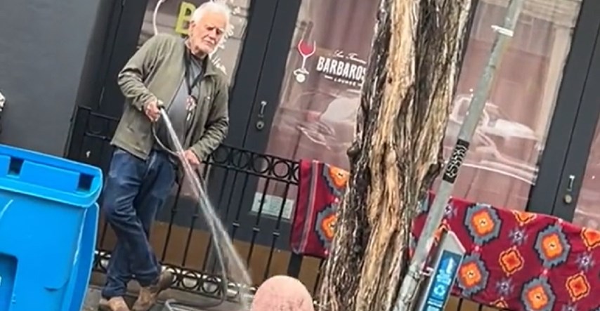 VIDEO Vlasnik galerije u San Franciscu zalio beskućnicu vodom, policija ga uhitila