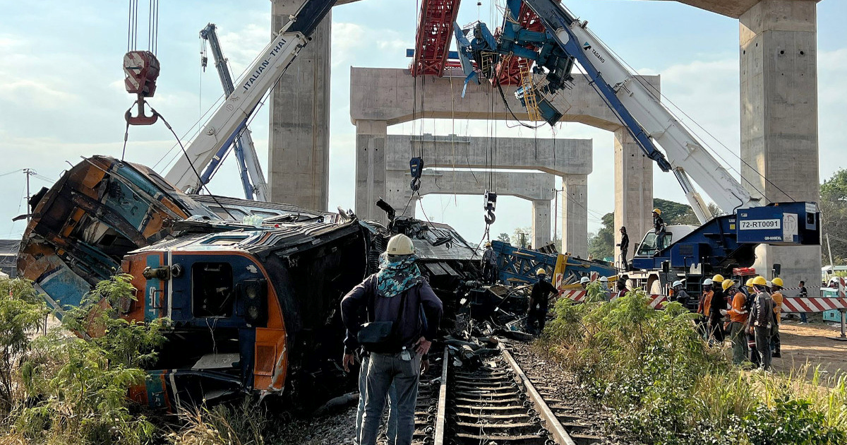 FOTO Dizalica pala na vlak u Tajlandu. Poginulo 28 ljudi, 64 ozlijeđeno