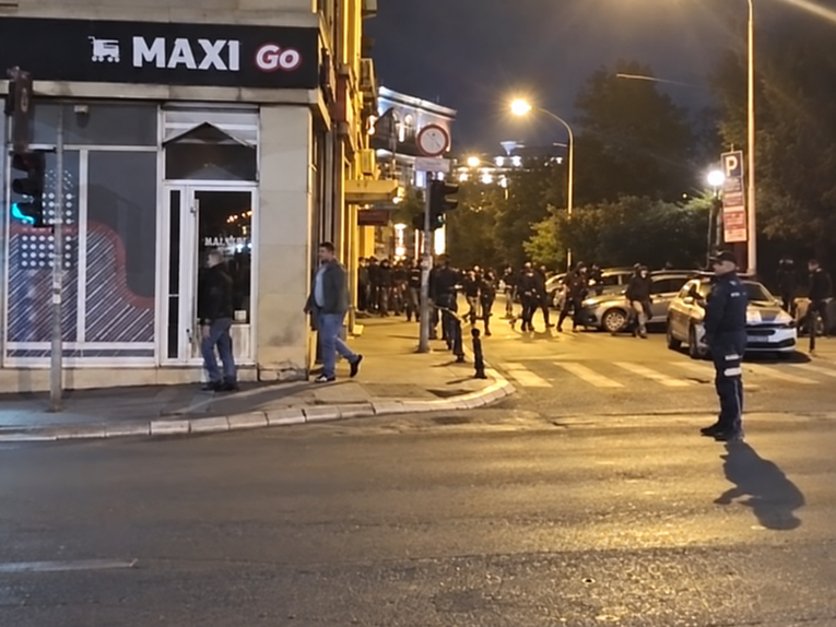 VIDEO Ovako je Vučićeva ekipa s kapuljačama pobjegla iz Ćacilenda