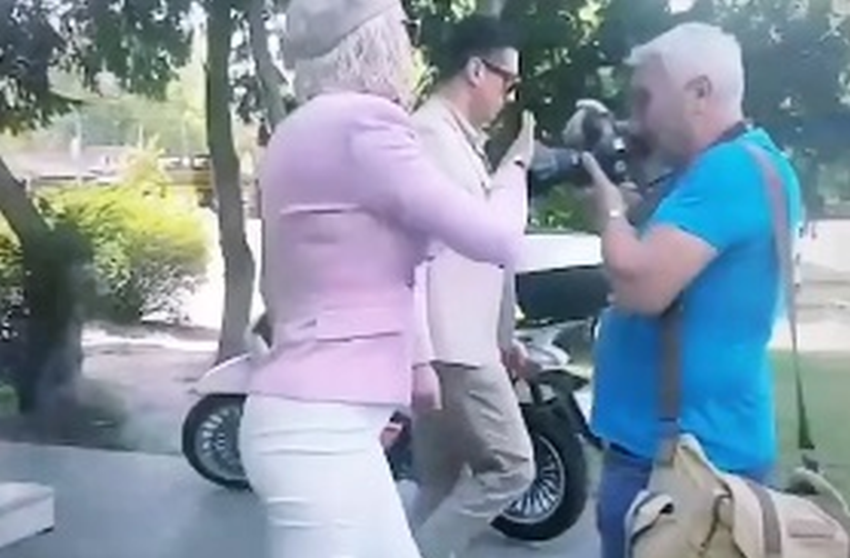 "Miči mi se s puta": Karleuša gurnula fotografa ispred suda i produžila dalje