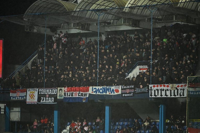 Hrvatski navijači počeli skandirati ZDS u Podgorici. Crnogorci ih utišali zvižducima