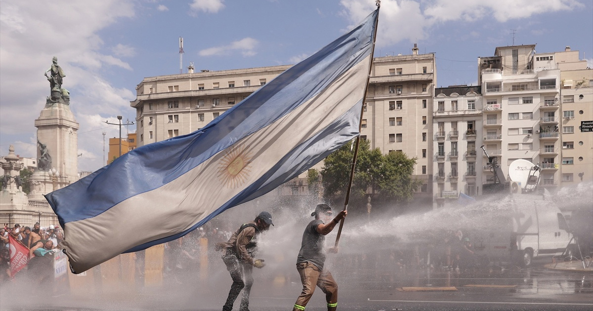 FOTO Veliki prosvjed u Argentini zbog reforme. Došlo do sukoba s policijom