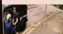 VIDEO Dvojica noževima napali Mesuta Özila u Londonu, Kolašinac ih otjerao
