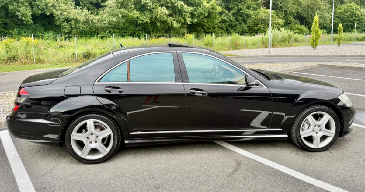 Prodaje se S-klasa stara 19 godina. Ima 235 KS, 4MATIC, Night Vision...
