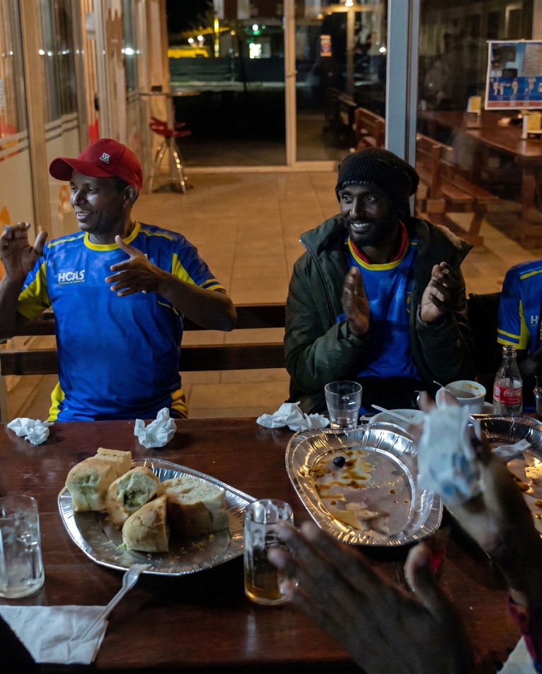 I migranti su navijali za BiH, gol proslavili uz Dubiozu i roštilj