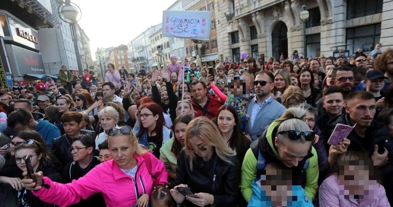 Transparent u publici privukao pažnju na dočeku Leta 3 u Rijeci