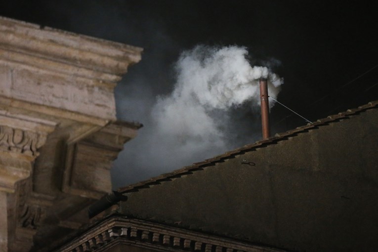 Što znače crni i bijeli dim u Vatikanu i kako nastaju?
