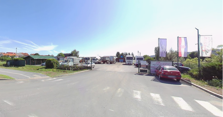 Planulo teretno vozilo Cesta Požega, vatrogasci gase vatru