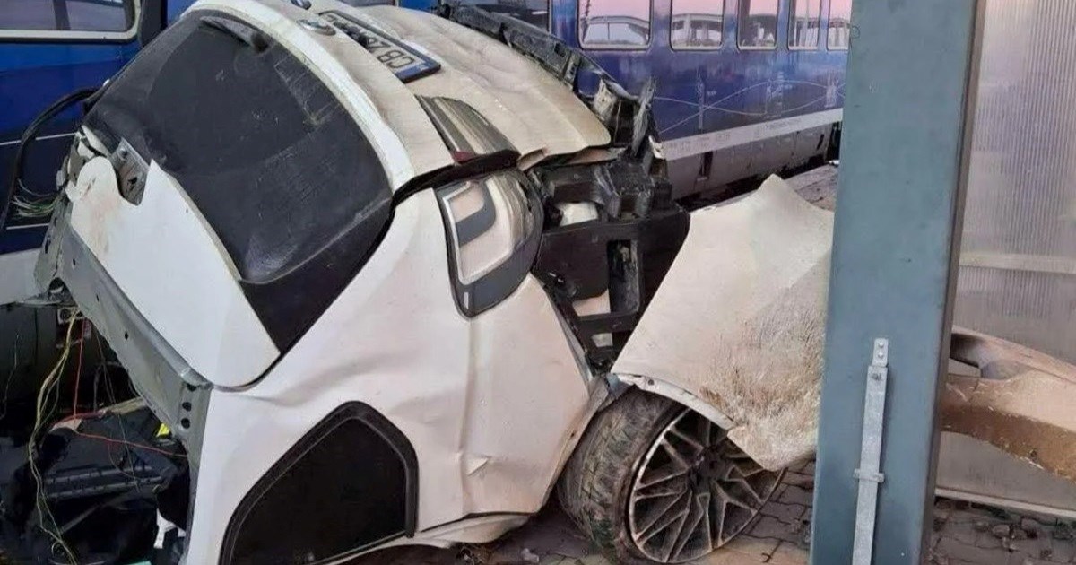 VIDEO Balkanac BMW-om zaobišao spuštenu rampu, naletio vlak i prepolovio auto