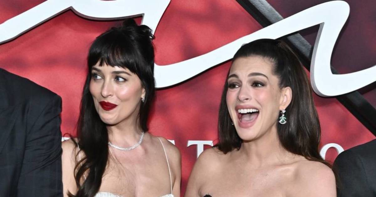 Čitačica s usana otkrila što je Dakota Johnson rekla Anne Hathaway na crvenom tepihu