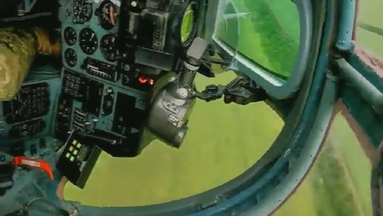 VIDEO Objavljena snimka iz ukrajinskog vojnog aviona, pilot zamalo okrznuo drveće