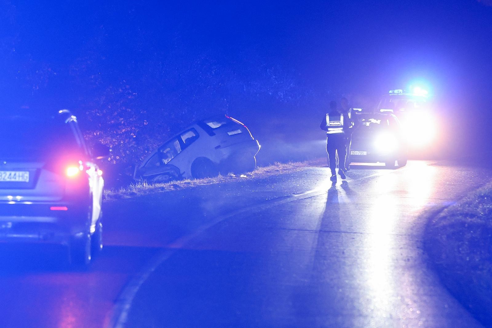 Teška nesreća u Ozlju: U autu bila tri mladića, jedan poginuo