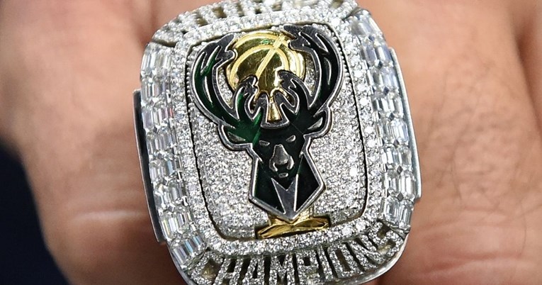 Pogledajte čudesni šampionski prsten Bucksa. Ima QR kod i nosi se kao ogrlica