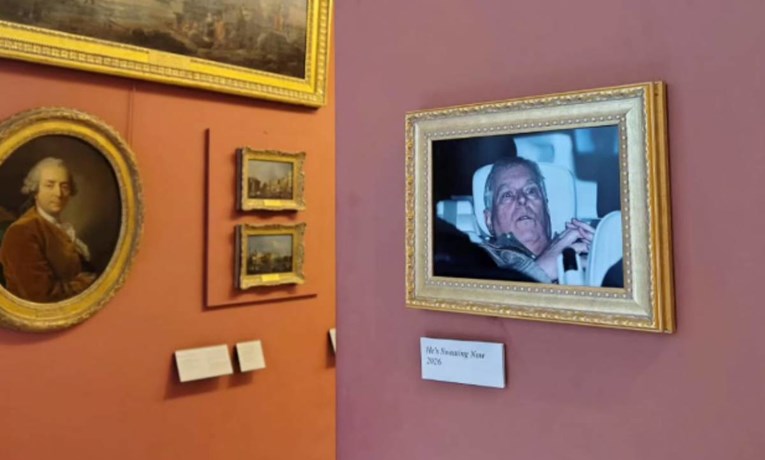 Fotografija uhićenja princa Andrewa jučer stajala na zidu pokraj Mona Lise u Louvreu