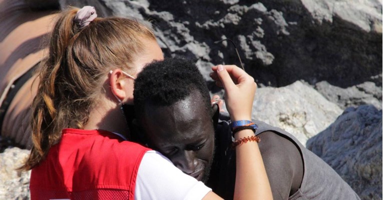 Volonterka Crvenog križa zagrlila migranta. Sad je brutalno vrijeđaju