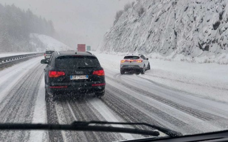 Zabrane na cestama, niz nesreća, neki zaglavili u snijegu. Pogledajte snimke