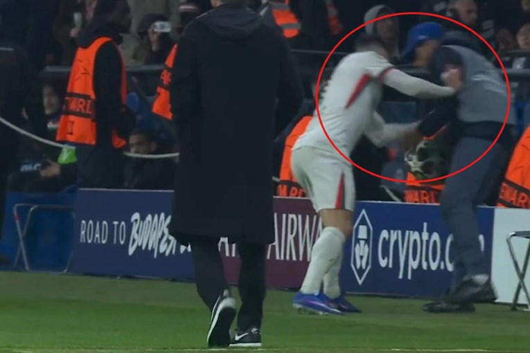 Pogledajte sramotan potez Chelseajeve zvijezde. Gurnuo je sakupljača lopti