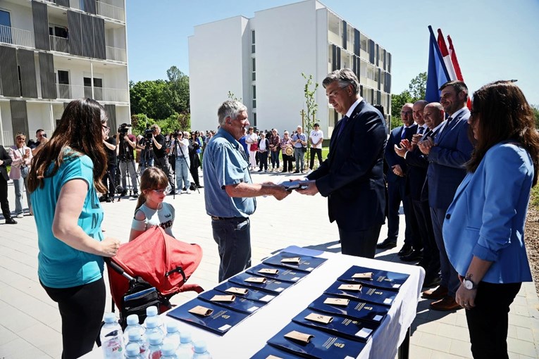 VIDEO Plenković uručio ključeve 114 novih stanova za stradale u potresu u Sisku