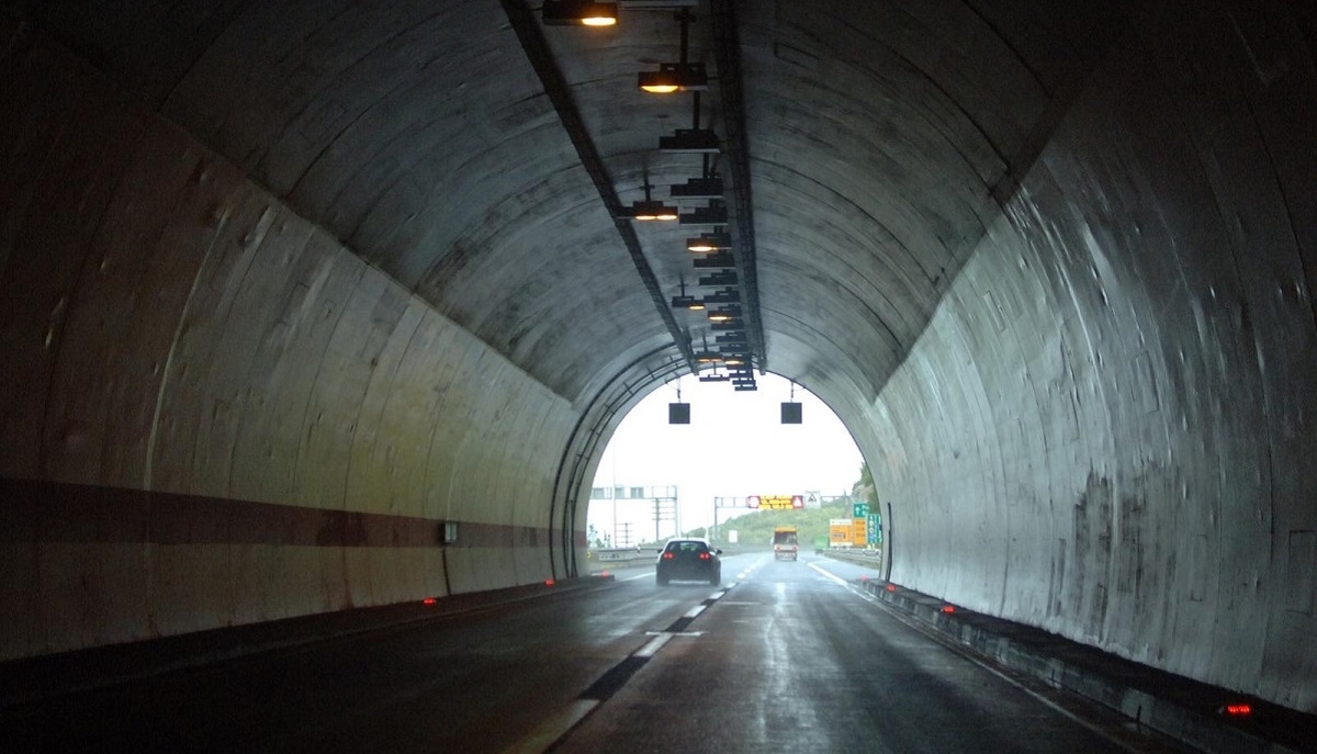 Zbog prometne u tunelu na A6 u smjeru Rijeke vozi se jednim trakom