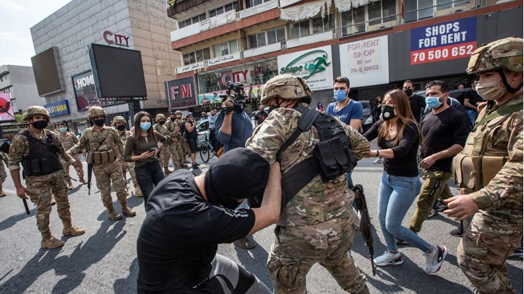 Prosvjednici razbijali banke u Tripoliju zbog devalvacije: Umiremo, s ili bez korone