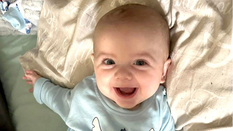 Britanac tresao bebu u Britaniji do smrti, dobio doživotnu. Majka: Moja kazna je tuga