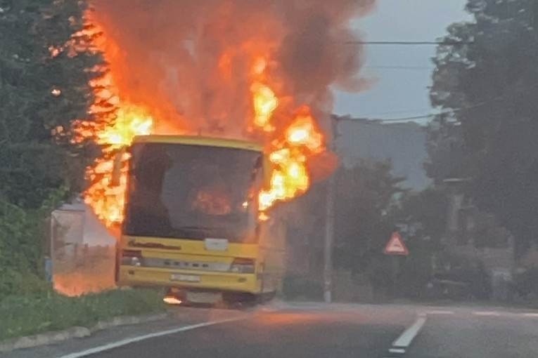 Kod Bjelovara se zapalio autobus