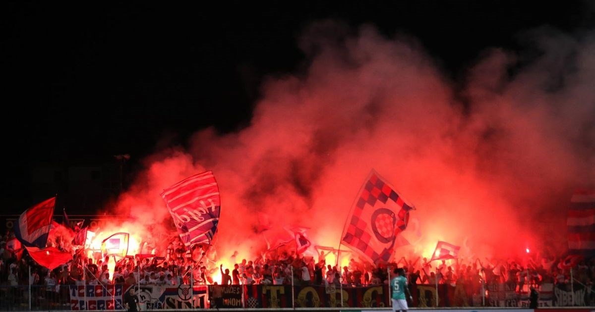 Jogadores do Hajduk Split agredidos pelos próprios adeptos após derrota no  campeonato - Futebol Internacional - SAPO Desporto