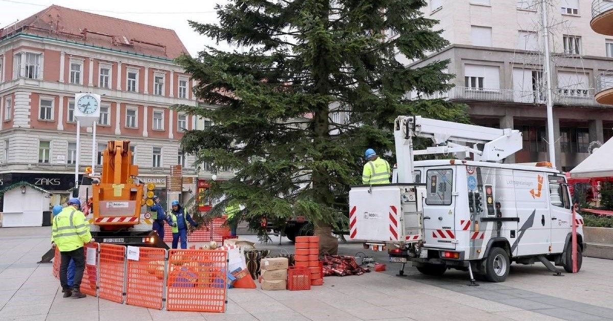 Uskoro kreće božićna čarolija, u Zagrebu počelo ukrašavanje bora visokog 16 metara