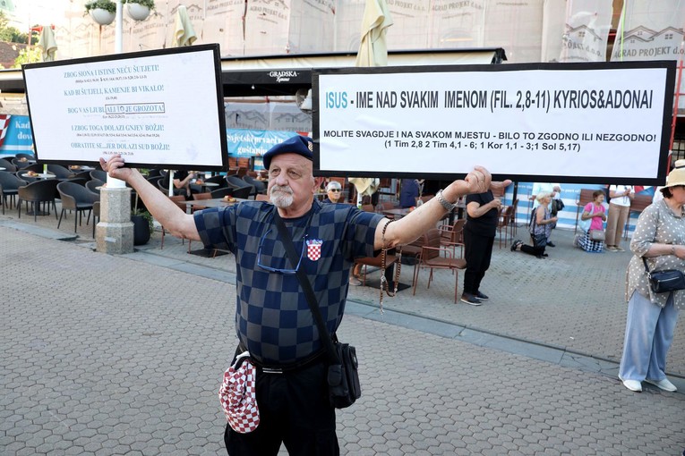 Klečavci na Trgu. Protuprosvjednici: Koja zla vi činite, kada toliko klečite i molite