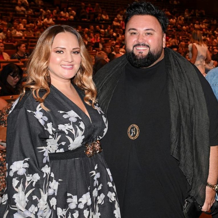 Nju ne viđamo često: Jacques Houdek na koncertu snimljen sa suprugom