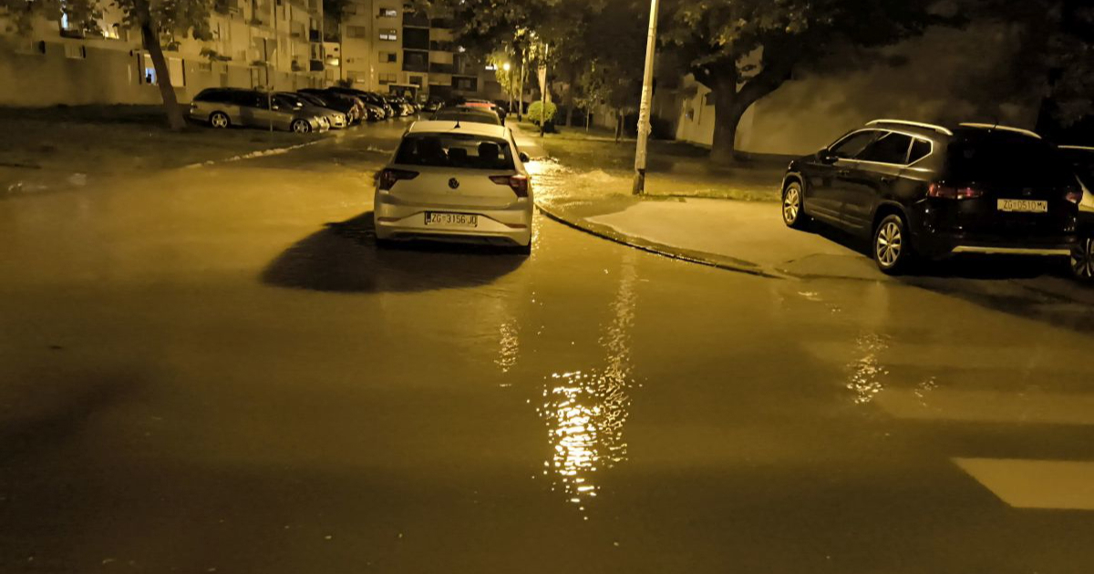 Pukla cijev u zagrebačkim Gajnicama. Ulica poplavljena, stanari ostali bez vode