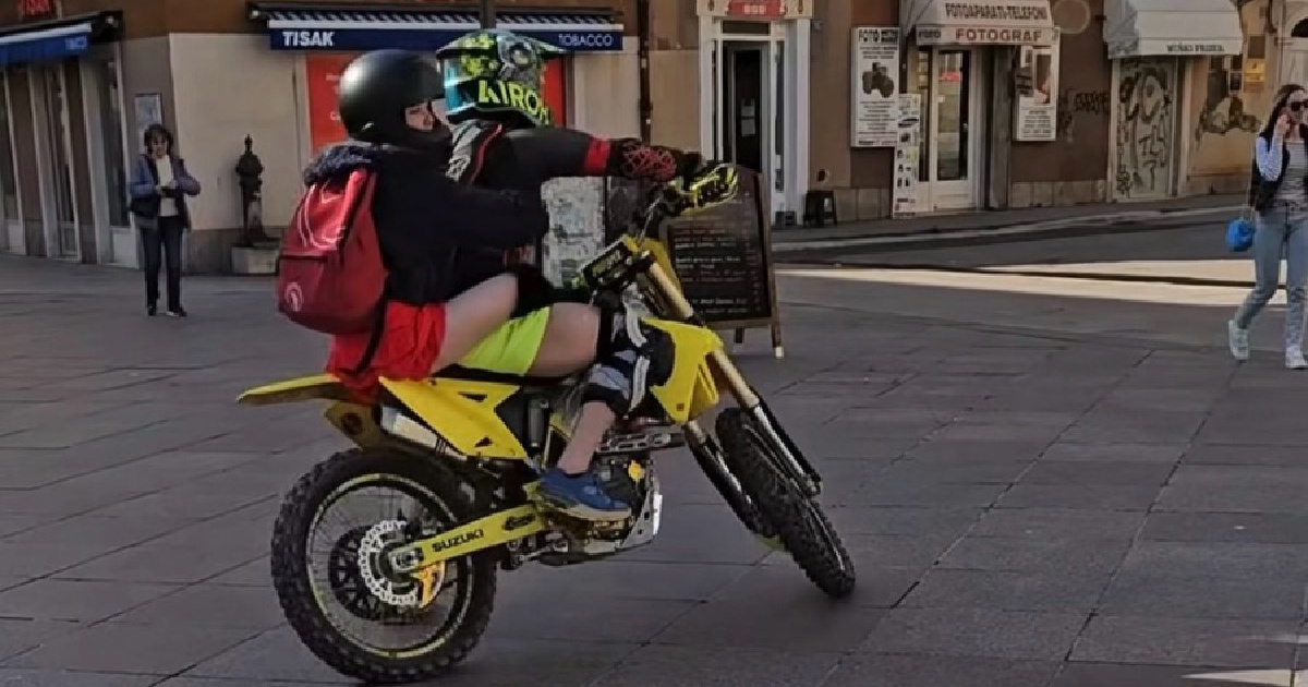 Opljačkali trgovinu, napali prodavačicu i motorom divljali po riječkom Korzu