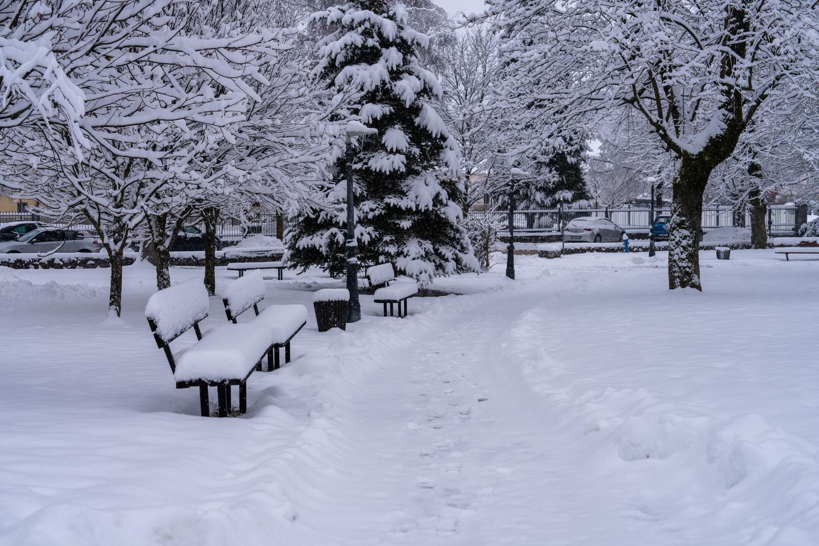 Zimska idila u Lici: U Gospiću palo 16 cm snijega