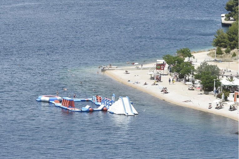 Na plaži Banj u Šibeniku utopila se 72-godišnjakinja