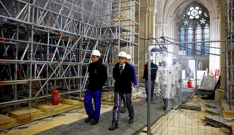 Macron: Svakako ću pozvati papu Franju na ponovno otvaranje katedrale Notre Dame