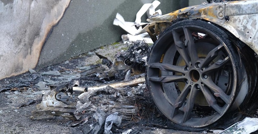 Žena u garaži kod Požege u piljevinu istresla vrući pepeo, zapaljena dva Audija
