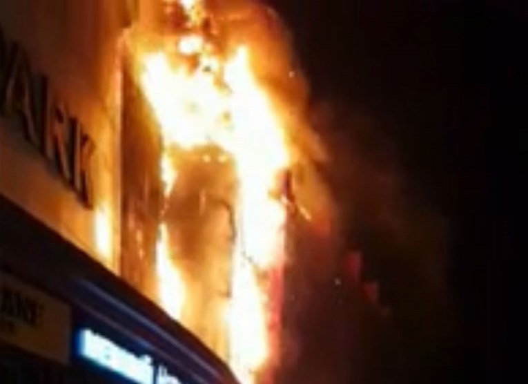 VIDEO Požar poharao najveći šoping centar u Čečeniji, evakuirani kupci