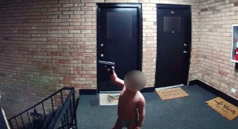 VIDEO Dječak u pelenama pred stanom u SAD-u mahao napunjenim pištoljem