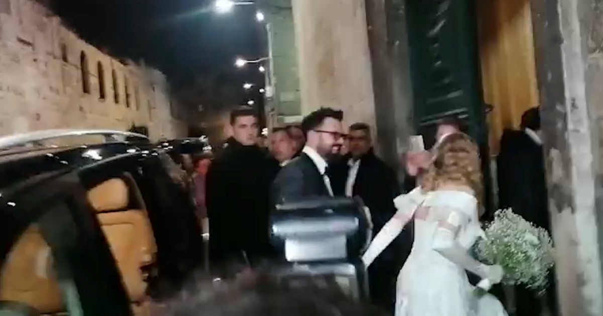 Pogledajte dolazak Hane i Graše pred crkvu