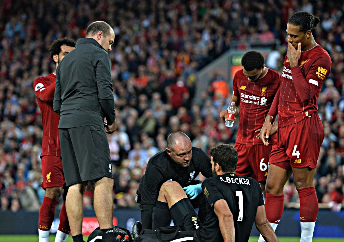 Liverpoolu se ozlijedio Alisson. Cijeli Anfield je zanijemio