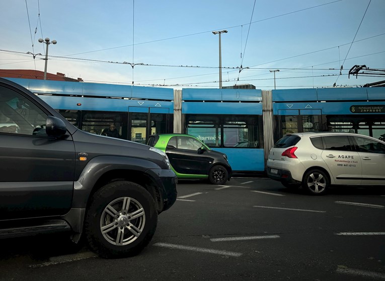 Tramvaji ne voze u užem centru Zagreba, nestalo struje. Zastoj je i na Branimirovoj