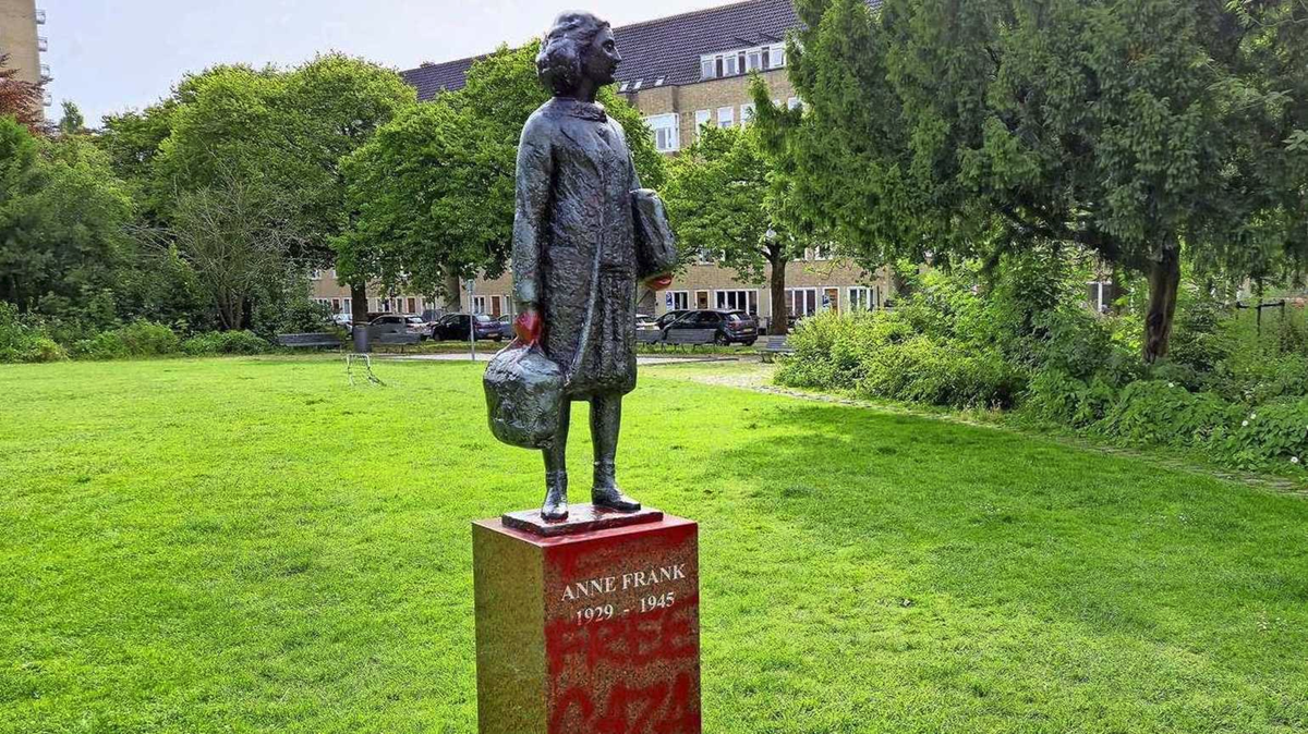 Išaran spomenik Anne Frank u Amsterdamu. Crvenom bojom napisali "oslobodite Gazu"