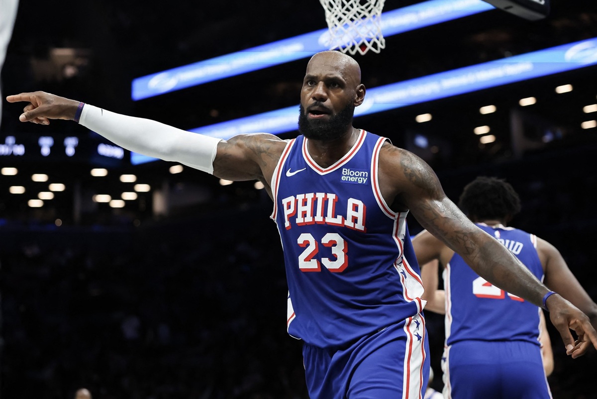 Neobična prva utakmica LeBrona Jamesa za 76erse. NBA liga ga hvali