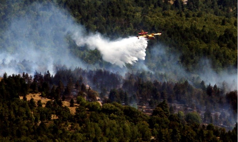 Više od tisuću ljudi bori se s požarom na jugu Francuske
