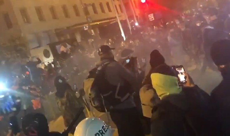 Prosvjedi u nekoliko američkih gradova, u Washingtonu bačena dimna bomba
