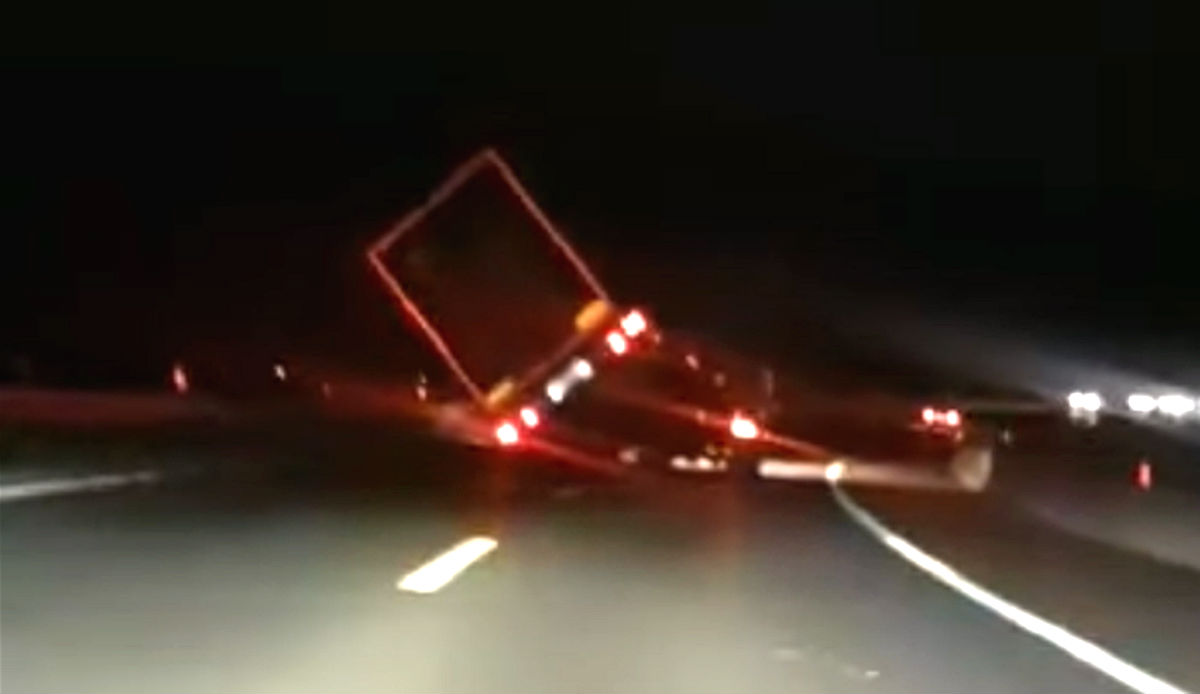 VIDEO Pogledajte kako vjetar prevrće kamion na autocesti