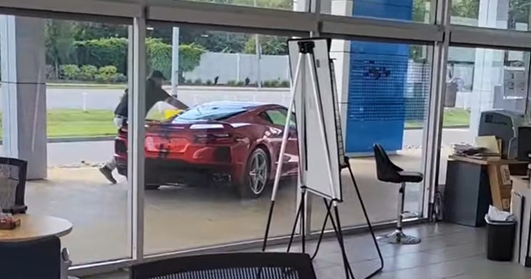 VIDEO Ukrao skupocjeni sportski auto prodavaču ispred očiju